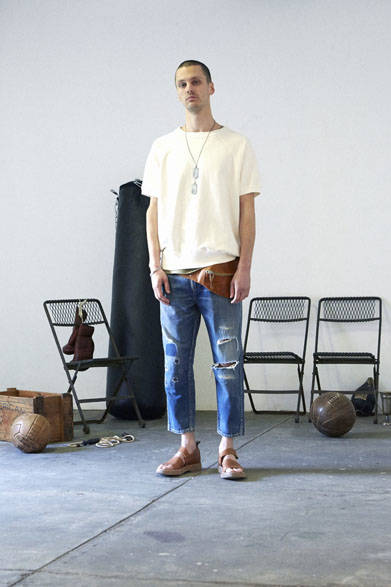 スウェット1万7280円、パンツ2万9160円サンダル4万8600円、ウエストバッグ4万5360円