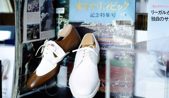東京オリンピックの靴。白のプレーントウは開会式、ウイングチップは移動用の靴として支給された