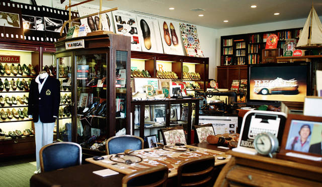 リーガルの歴史を物語るシューズサンプルや文献がずらりと揃う、その名も「リーガル アーカイブス」。千葉・新浦安のリーガル本社