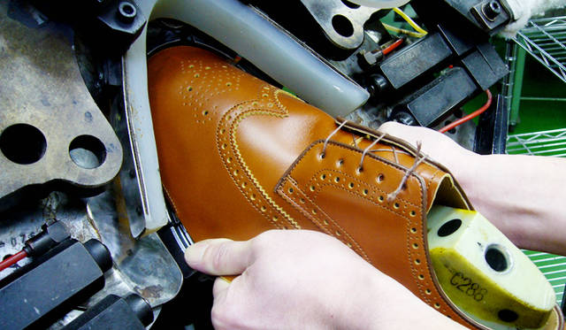 写真6枚目から10枚目は、岩手の工場で撮影した靴の製作風景。写真は、革を木型に沿わせる釣り込みと呼ぶ工程。爪先を成形するこちらのマシンはトウラスターという