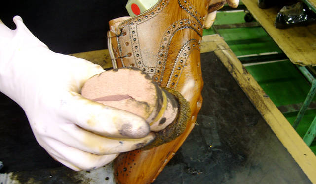 仕上げ材の工程。スポンジを使い、職人が一つひとつ手で塗り込んでいく