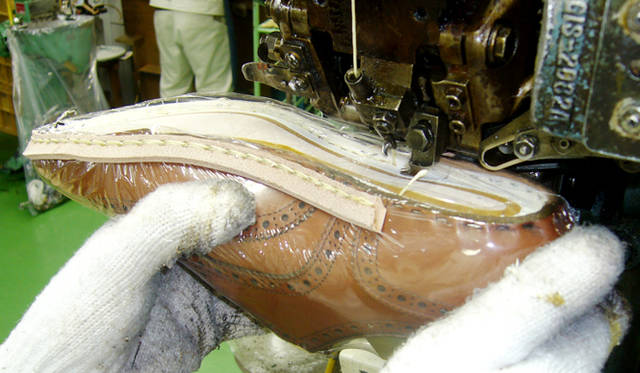 複式縫いといわれるグッドイヤーウェルト製法の第一工程がこのすくい縫い。ビニールの膜はキズ除け