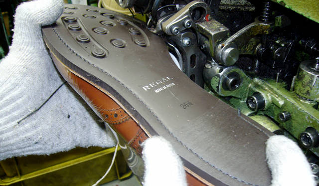 すくい縫いに続く、グッドイヤーウェルト製法のもうひとつの工程である出し縫い