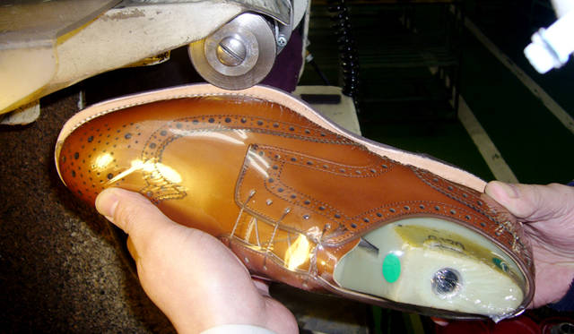 コバを削り、整える工程。コバは靴の印象を決める大切なパーツである