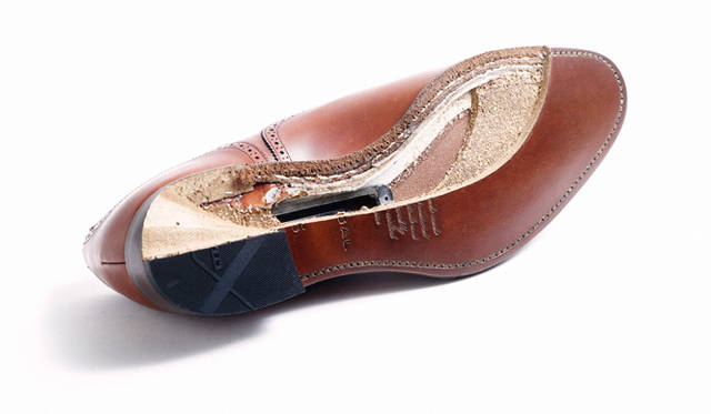 グッドイヤーウェルト製法で作られたリーガルの靴の底部。クッションを生むコルクが敷かれ、中央には靴の背骨となるシャンクが配されている