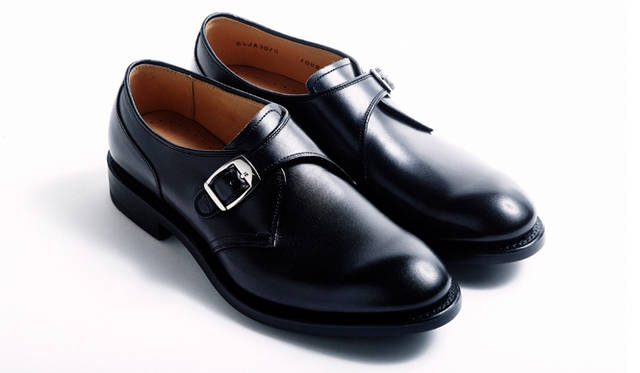 有機的なシルエットが際立つ、色気溢れるモンクストラップ。2015春夏シーズンの新作。写真のほかに、ダークブラウンも展開。2万8080円