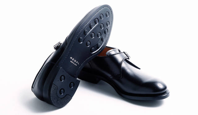 モンクストラップモデルのソールは、実用性に富んだ凹凸ある意匠を採用