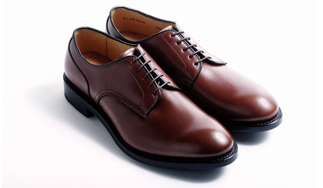 羽根回りのパイピングが絶妙なメリハリを生んでいるプレーントウ。2015春夏シーズンの新作。写真のほかに、ブラックも展開。2万8080円