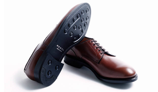 利便性の高いプレーントウのモデルは、全天候を意識したオリジナルソールを使用