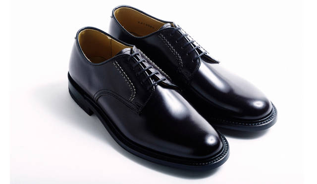 一足は持っていたい定番モデルのプレーントウ。羽根回りのステッチワーク＆ストームウェルトがマスキュリンな雰囲気を演出。写真のほかに、ブラウンも展開。2万5920円