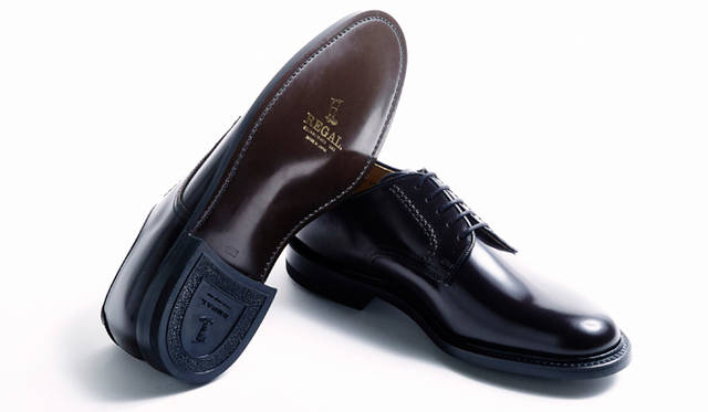 定番モデルのプレーントウは、ビジネスでもカジュアルでも対応可能な不変のデザイン。履き込むほど足に馴染む