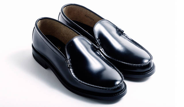 鈍い光沢を放つブラックレザーがコブラヴァンプの魅力を引き出している。半世紀以上、形の変わらないリーガルの定番。2万1600円