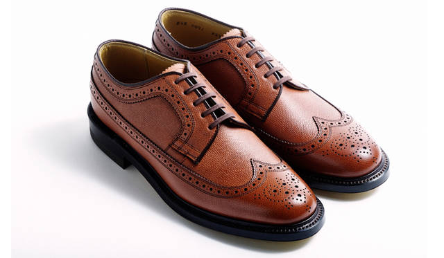 定番で作られているロングウイングチップのモデル。シュリンクレザー、ストームウェルトといったあしらいが重厚感を増している。写真のほかに、ブラックも展開。3万5640円