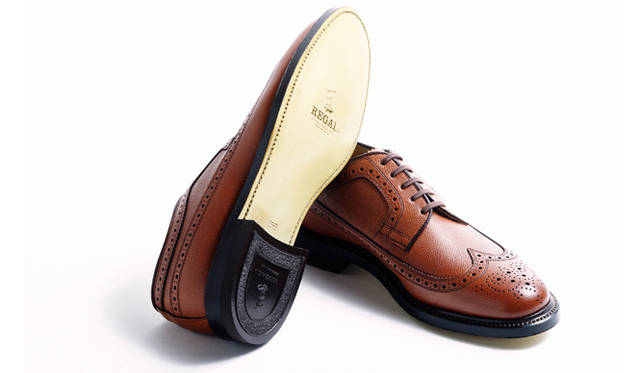 ソフトなクッション性が特徴のレザーソールの中央には、ブランドロゴがゴールドであしらわれている