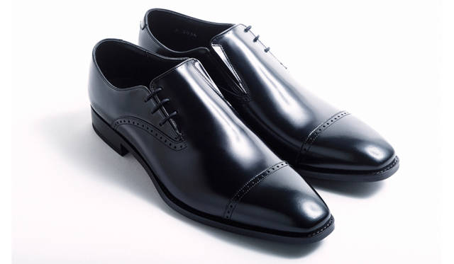 スマートなフォルムに施されたサイドレースが印象的。イタリアのシューズを連想させる、2015春夏シーズンの新作モデル。2万4840円