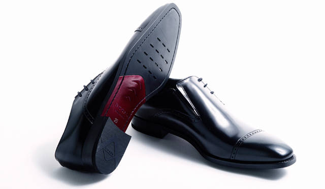 ビジネスやフォーマルのシーンで活躍する新作は、滑りにくい軽量のラバーソールを使用