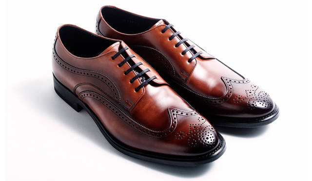 2015春夏シーズンの新作。明るめのブラウンレザーは、職人の手仕上げが生む陰影がたまらない。写真のほかに、ブラックも展開。2万4840円