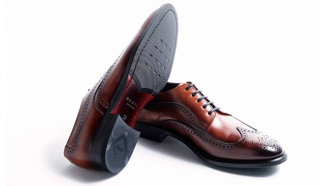 独特なレザーのニュアンスが、コーディネートにアクセントを与える。ソールは、軽量のラバー