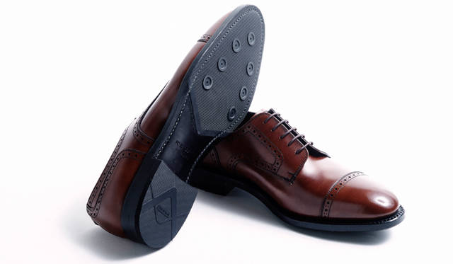 クォーターブローグのソールには、粘り気あるラバーを採用