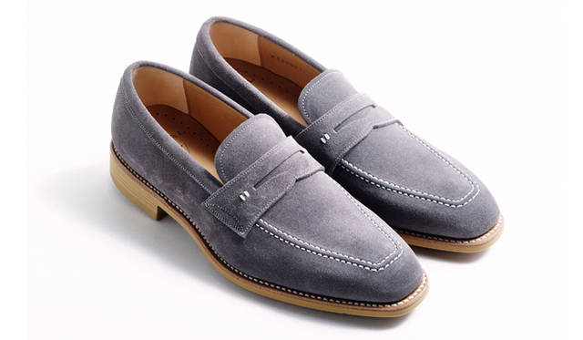 エレガントなグレーのスエードを纏った、2015春夏シーズンの新作のローファー。写真のほかに、ブラック、ブラウン、ダークブラウンスエード、ベージュスエードも展開。2万8080円