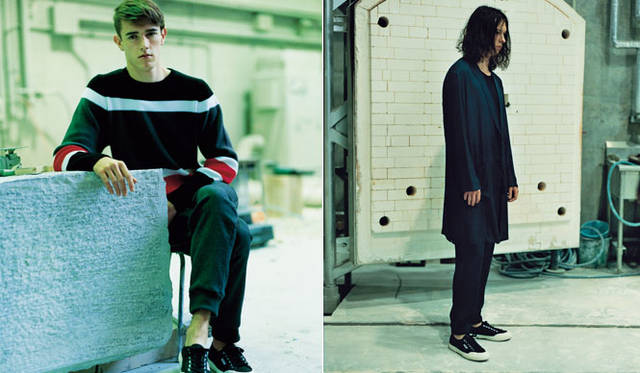 左／ニット2万2680円、パンツ2万7000円、スペルガ別注スニーカー1万1880円、右／コート4万5360円、Tシャツ8640円、パンツ2万7000円、スペルガ別注スニーカー1万1880円