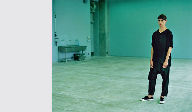 シャツ1万8360円、パンツ2万5920円、スペルガ別注スニーカー1万1880円