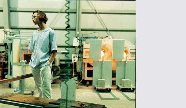 シャツ1万7280円、パンツ2万8080円、眼鏡2万5920円