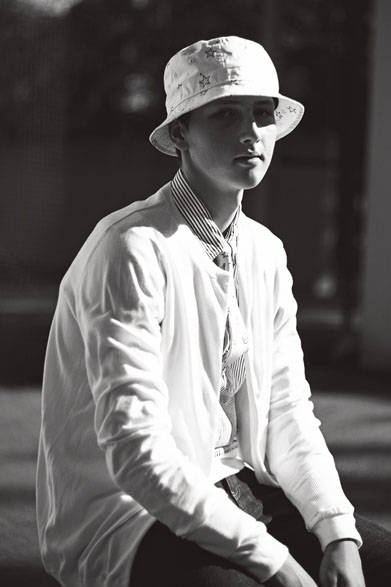 ニット2万7000円、シャツ1万9440円、ネクタイ1万2960円、パンツ2万8080円、ニューエラ別注ハット9720円