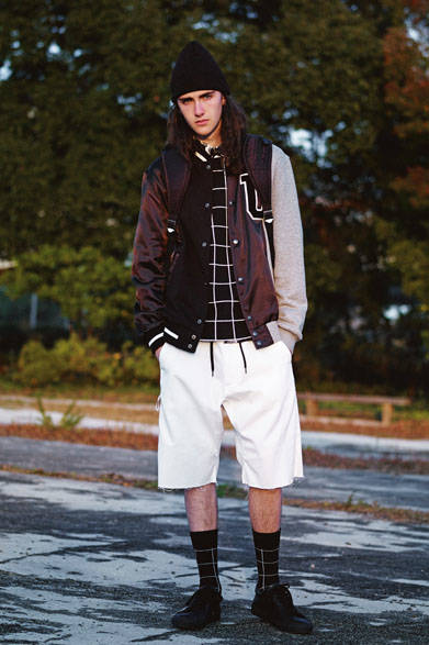 ブルゾン5万760円、ニット2万3760円、シャツ2万7000円、パンツ2万5920円、スニーカー3万5640円、ソックス3240円、バックパック4万9680円