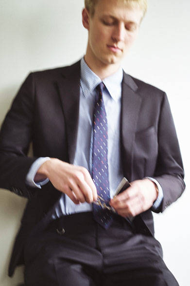 ジャケット6万1560円、シャツ1万9440円、スラックス2万9160円、ネクタイ1万2960円 