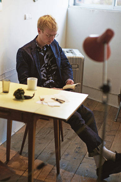 ジャケット5万1840円、シャツ2万7000円、ジーンズ2万8080円、シューズ8万4240円