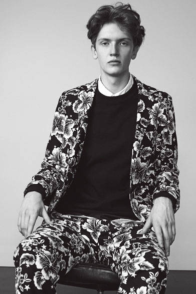 ジャケット5万1840円、シャツ2万4840円、カットソー2万円、パンツ3万240円