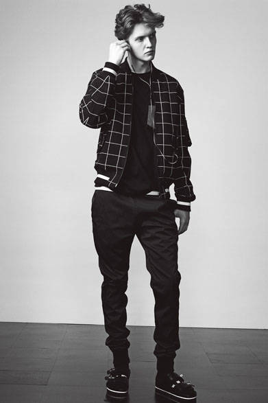 ブルゾン7万200円、Tシャツ1万800円、パンツ2万4840円、ピッピシック別注サンダル3万8880円、ソックス3240円