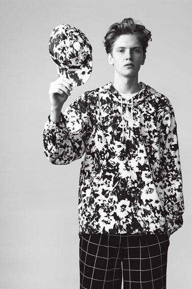 パーカ1万9440円、ショーツ2万5920円、ニューエラ別注キャップ9720円