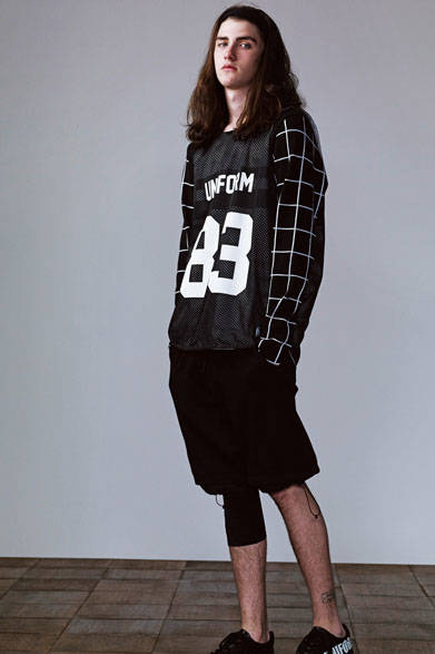 タンクトップ1万1880円、ニット2万8080円、ショーツ2万2680円、スニーカー3万5640円