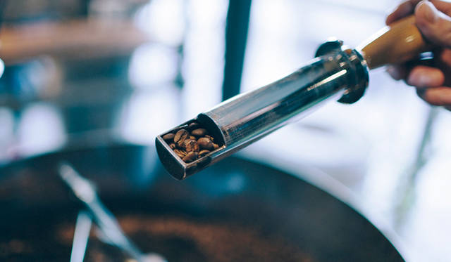 <br /><strong>1. THE DECK COFFEE＆PIE（千駄ヶ谷）</strong><br /><br />感度の高い男女が再注目している、千駄ヶ谷。話題のエリアで一息つくのにピッタリな、自家焙煎コーヒーとパイの店「THE DECK COFFEE＆PIE」<br /><br />＜焙煎士＞<br />宮下敦｜MIYASHITA Atsushi<br />2008年、奈良「Bar Cauda（バールカウダ）」にて、代表・バリスタ杉坂氏に師事。2013年、SCAJ認定コーヒーマイスター取得。2014年、「THE DECK COFFEE＆PIE」にて焙煎士（バリスタ）として着任。<br /><br />＜焙煎機のある店＞<br />THE DECK COFFEE＆PIE<br />営業時間｜平日 10:00～20:00、土曜・日曜・祝日 11:00～19:00<br />定休日｜不定<br />住所｜東京都渋谷区千駄ヶ谷3-53-17 1F Free Peddler Market内<br />Tel. 03-3478-6855<br />http://fpm.bz/<br /><br />＜編集メモ＞<br />・常時おいている珈琲豆 8種類<br />・珈琲豆の価格帯 670円～820円／100グラム<br />・店内での試飲 不可（飲食メニューあり）<br />