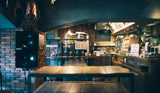 <br /><strong>1. THE DECK COFFEE＆PIE（千駄ヶ谷）</strong><br /><br />開放的なウッドデッキに加え、温もりのあるレンガ壁、味わい深いユーズド家具など、ここが日本だということを忘れてしまいそうな店内<br /><br />＜焙煎士＞<br />宮下敦｜MIYASHITA Atsushi<br />2008年、奈良「Bar Cauda（バールカウダ）」にて、代表・バリスタ杉坂氏に師事。2013年、SCAJ認定コーヒーマイスター取得。2014年、「THE DECK COFFEE＆PIE」にて焙煎士（バリスタ）として着任。<br /><br />＜焙煎機のある店＞<br />THE DECK COFFEE＆PIE<br />営業時間｜平日 10:00～20:00、土曜・日曜・祝日 11:00～19:00<br />定休日｜不定<br />住所｜東京都渋谷区千駄ヶ谷3-53-17 1F Free Peddler Market内<br />Tel. 03-3478-6855<br />http://fpm.bz/<br /><br />＜編集メモ＞<br />・常時おいている珈琲豆 8種類<br />・珈琲豆の価格帯 670円～820円／100グラム<br />・店内での試飲 不可（飲食メニューあり）<br />