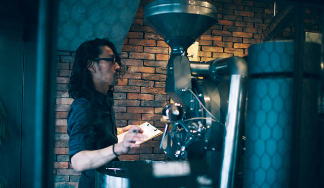 <br /><strong>1. THE DECK COFFEE＆PIE（千駄ヶ谷）</strong><br /><br />特注の大型ロースターを操る焙煎士、宮下敦さん<br /><br />＜焙煎士＞<br />宮下敦｜MIYASHITA Atsushi<br />2008年、奈良「Bar Cauda（バールカウダ）」にて、代表・バリスタ杉坂氏に師事。2013年、SCAJ認定コーヒーマイスター取得。2014年、「THE DECK COFFEE＆PIE」にて焙煎士（バリスタ）として着任。<br /><br />＜焙煎機のある店＞<br />THE DECK COFFEE＆PIE<br />営業時間｜平日 10:00～20:00、土曜・日曜・祝日 11:00～19:00<br />定休日｜不定<br />住所｜東京都渋谷区千駄ヶ谷3-53-17 1F Free Peddler Market内<br />Tel. 03-3478-6855<br />http://fpm.bz/<br /><br />＜編集メモ＞<br />・常時おいている珈琲豆 8種類<br />・珈琲豆の価格帯 670円～820円／100グラム<br />・店内での試飲 不可（飲食メニューあり）<br />