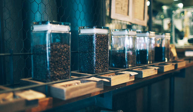 <br /><strong>1. THE DECK COFFEE＆PIE（千駄ヶ谷）</strong><br /><br />冬はしっかりした苦みを、と表現されたブレンド（Sサイズ370円）や、コクと苦味が際立つインドネシアの豆「マンデリン レイク タワール」（Sサイズ420円）など、季節に沿ったおすすめも<br /><br />＜焙煎士＞<br />宮下敦｜MIYASHITA Atsushi<br />2008年、奈良「Bar Cauda（バールカウダ）」にて、代表・バリスタ杉坂氏に師事。2013年、SCAJ認定コーヒーマイスター取得。2014年、「THE DECK COFFEE＆PIE」にて焙煎士（バリスタ）として着任。<br /><br />＜焙煎機のある店＞<br />THE DECK COFFEE＆PIE<br />営業時間｜平日 10:00～20:00、土曜・日曜・祝日 11:00～19:00<br />定休日｜不定<br />住所｜東京都渋谷区千駄ヶ谷3-53-17 1F Free Peddler Market内<br />Tel. 03-3478-6855<br />http://fpm.bz/<br /><br />＜編集メモ＞<br />・常時おいている珈琲豆 8種類<br />・珈琲豆の価格帯 670円～820円／100グラム<br />・店内での試飲 不可（飲食メニューあり）<br />