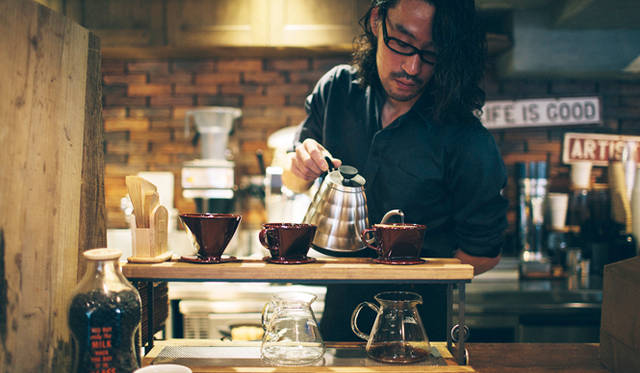 <br /><strong>1. THE DECK COFFEE＆PIE（千駄ヶ谷）</strong><br /><br />宮下さんがドリップで淹れてくれたのは、個人的にも一番好きだという豆、焙煎後1日寝かしたエチオピアの「ウォッシュドモカ」（Sサイズ420円）<br /><br />＜焙煎士＞<br />宮下敦｜MIYASHITA Atsushi<br />2008年、奈良「Bar Cauda（バールカウダ）」にて、代表・バリスタ杉坂氏に師事。2013年、SCAJ認定コーヒーマイスター取得。2014年、「THE DECK COFFEE＆PIE」にて焙煎士（バリスタ）として着任。<br /><br />＜焙煎機のある店＞<br />THE DECK COFFEE＆PIE<br />営業時間｜平日 10:00～20:00、土曜・日曜・祝日 11:00～19:00<br />定休日｜不定<br />住所｜東京都渋谷区千駄ヶ谷3-53-17 1F Free Peddler Market内<br />Tel. 03-3478-6855<br />http://fpm.bz/<br /><br />＜編集メモ＞<br />・常時おいている珈琲豆 8種類<br />・珈琲豆の価格帯 670円～820円／100グラム<br />・店内での試飲 不可（飲食メニューあり）<br />