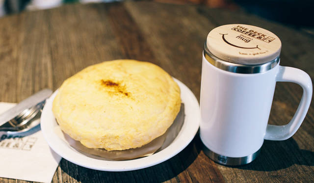 <br /><strong>1. THE DECK COFFEE＆PIE（千駄ヶ谷）</strong><br /><br />オリジナルのフタ付きサーモマグで提供されるので、寒い冬の日も冷めにくい。写真は「デミグラス ハンバーグ ポットパイ」（600円）<br /><br />＜焙煎士＞<br />宮下敦｜MIYASHITA Atsushi<br />2008年、奈良「Bar Cauda（バールカウダ）」にて、代表・バリスタ杉坂氏に師事。2013年、SCAJ認定コーヒーマイスター取得。2014年、「THE DECK COFFEE＆PIE」にて焙煎士（バリスタ）として着任。<br /><br />＜焙煎機のある店＞<br />THE DECK COFFEE＆PIE<br />営業時間｜平日 10:00～20:00、土曜・日曜・祝日 11:00～19:00<br />定休日｜不定<br />住所｜東京都渋谷区千駄ヶ谷3-53-17 1F Free Peddler Market内<br />Tel. 03-3478-6855<br />http://fpm.bz/<br /><br />＜編集メモ＞<br />・常時おいている珈琲豆 8種類<br />・珈琲豆の価格帯 670円～820円／100グラム<br />・店内での試飲 不可（飲食メニューあり）<br />