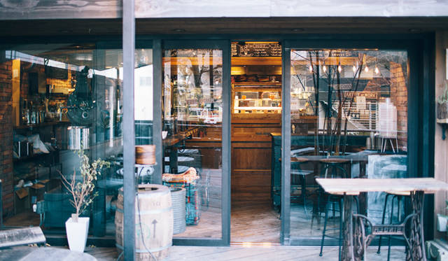 <br /><strong>1. THE DECK COFFEE＆PIE（千駄ヶ谷）</strong><br /><br />店の外には開放的なオープンデッキも<br /><br />＜焙煎士＞<br />宮下敦｜MIYASHITA Atsushi<br />2008年、奈良「Bar Cauda（バールカウダ）」にて、代表・バリスタ杉坂氏に師事。2013年、SCAJ認定コーヒーマイスター取得。2014年、「THE DECK COFFEE＆PIE」にて焙煎士（バリスタ）として着任。<br /><br />＜焙煎機のある店＞<br />THE DECK COFFEE＆PIE<br />営業時間｜平日 10:00～20:00、土曜・日曜・祝日 11:00～19:00<br />定休日｜不定<br />住所｜東京都渋谷区千駄ヶ谷3-53-17 1F Free Peddler Market内<br />Tel. 03-3478-6855<br />http://fpm.bz/<br /><br />＜編集メモ＞<br />・常時おいている珈琲豆 8種類<br />・珈琲豆の価格帯 670円～820円／100グラム<br />・店内での試飲 不可（飲食メニューあり）<br />