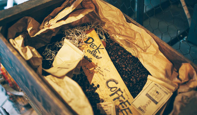 <br /><strong>1. THE DECK COFFEE＆PIE（千駄ヶ谷）</strong><br /><br />どうやって、自分好みのコーヒーを伝えたらよいか？　宮下さんは「苦味と酸味の好き嫌いを伝える以外では、飲むシチュエーションも大事」と語る<br /><br />＜焙煎士＞<br />宮下敦｜MIYASHITA Atsushi<br />2008年、奈良「Bar Cauda（バールカウダ）」にて、代表・バリスタ杉坂氏に師事。2013年、SCAJ認定コーヒーマイスター取得。2014年、「THE DECK COFFEE＆PIE」にて焙煎士（バリスタ）として着任。<br /><br />＜焙煎機のある店＞<br />THE DECK COFFEE＆PIE<br />営業時間｜平日 10:00～20:00、土曜・日曜・祝日 11:00～19:00<br />定休日｜不定<br />住所｜東京都渋谷区千駄ヶ谷3-53-17 1F Free Peddler Market内<br />Tel. 03-3478-6855<br />http://fpm.bz/<br /><br />＜編集メモ＞<br />・常時おいている珈琲豆 8種類<br />・珈琲豆の価格帯 670円～820円／100グラム<br />・店内での試飲 不可（飲食メニューあり）<br />