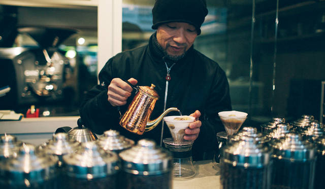 <br /><strong>2. CAFE FACON ROASTER ATLIER（代官山）</strong><br /><br />焙煎度合による味の違いからブレンドの奥深さまで、コーヒーの魅力を再発見できる“ロースター アトリエ”「CAFE FACON ROASTER ATLIER」<br /><br />＜焙煎士＞<br />岡内賢治｜OKAUCHI Kenji<br />1995年、「カフェ・コリーヌ・ド・レスト」に店長として勤務。2000年「カフェ・アンセーニュ・ダングル」自由が丘店にて修業。2002年、同原宿店店長に就任。2008年、オーナー兼焙煎師として独立。東京・中目黒に「CAFE FACON」を開業。2014年、代官山に「CAFE FACON ROASTER ATLIER」と「CAFE FACON COFFEE STAND」を同時オープン。<br /><br />＜焙煎機のある店＞<br />CAFE FACON ROASTER ATLIER<br />営業時間｜10:00～19:00、土曜・日曜・祝日11:00～19:00<br />定休日｜なし<br />住所｜東京都渋谷区代官山町10-1<br />Tel. 03-6416-5858<br />http://cafe-facon.com/<br /><br />＜編集メモ＞<br />・常時おいている珈琲豆20-30種類<br />・珈琲豆の価格帯 640円～800円／100グラム<br />・店頭での試飲 可（無料）<br />