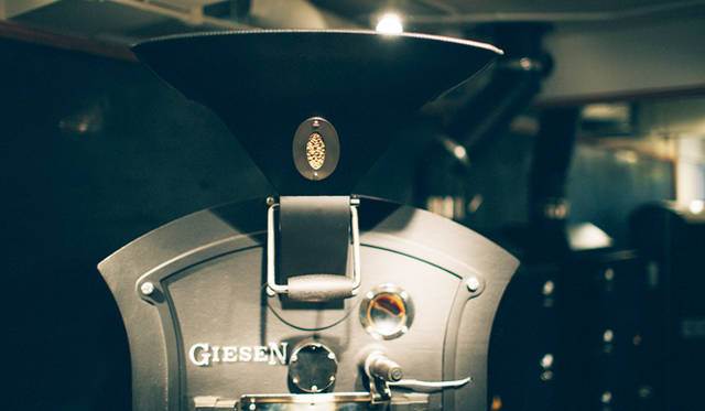 <br /><strong>2. CAFE FACON ROASTER ATLIER（代官山）</strong><br /><br />1階奥の焙煎所には、オランダのメーカー「ギーセン」の半熱風の6キロ焙煎機が備えられている<br /><br />＜焙煎士＞<br />岡内賢治｜OKAUCHI Kenji<br />1995年、「カフェ・コリーヌ・ド・レスト」に店長として勤務。2000年「カフェ・アンセーニュ・ダングル」自由が丘店にて修業。2002年、同原宿店店長に就任。2008年、オーナー兼焙煎師として独立。東京・中目黒に「CAFE FACON」を開業。2014年、代官山に「CAFE FACON ROASTER ATLIER」と「CAFE FACON COFFEE STAND」を同時オープン。<br /><br />＜焙煎機のある店＞<br />CAFE FACON ROASTER ATLIER<br />営業時間｜10:00～19:00、土曜・日曜・祝日11:00～19:00<br />定休日｜なし<br />住所｜東京都渋谷区代官山町10-1<br />Tel. 03-6416-5858<br />http://cafe-facon.com/<br /><br />＜編集メモ＞<br />・常時おいている珈琲豆20-30種類<br />・珈琲豆の価格帯 640円～800円／100グラム<br />・店頭での試飲 可（無料）<br />