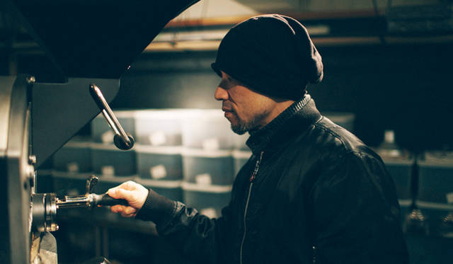 <br /><strong>2. CAFE FACON ROASTER ATLIER（代官山）</strong><br /><br />オーナー兼焙煎士の岡内賢治さん<br /><br />＜焙煎士＞<br />岡内賢治｜OKAUCHI Kenji<br />1995年、「カフェ・コリーヌ・ド・レスト」に店長として勤務。2000年「カフェ・アンセーニュ・ダングル」自由が丘店にて修業。2002年、同原宿店店長に就任。2008年、オーナー兼焙煎師として独立。東京・中目黒に「CAFE FACON」を開業。2014年、代官山に「CAFE FACON ROASTER ATLIER」と「CAFE FACON COFFEE STAND」を同時オープン。<br /><br />＜焙煎機のある店＞<br />CAFE FACON ROASTER ATLIER<br />営業時間｜10:00～19:00、土曜・日曜・祝日11:00～19:00<br />定休日｜なし<br />住所｜東京都渋谷区代官山町10-1<br />Tel. 03-6416-5858<br />http://cafe-facon.com/<br /><br />＜編集メモ＞<br />・常時おいている珈琲豆20-30種類<br />・珈琲豆の価格帯 640円～800円／100グラム<br />・店頭での試飲 可（無料）<br />