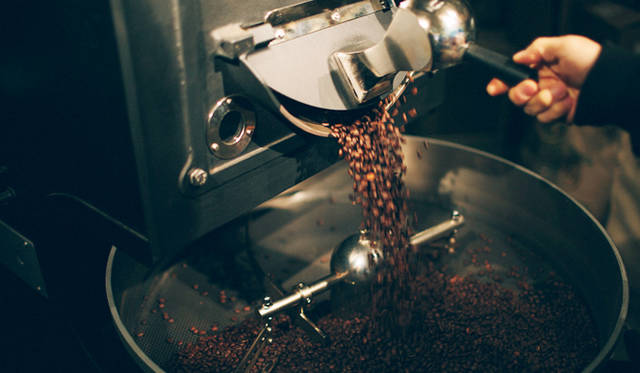 <br /><strong>2. CAFE FACON ROASTER ATLIER（代官山）</strong><br /><br />「ギーセン」のロースターは、テクニックを要するため、経験値の高い焙煎士向け<br /><br />＜焙煎士＞<br />岡内賢治｜OKAUCHI Kenji<br />1995年、「カフェ・コリーヌ・ド・レスト」に店長として勤務。2000年「カフェ・アンセーニュ・ダングル」自由が丘店にて修業。2002年、同原宿店店長に就任。2008年、オーナー兼焙煎師として独立。東京・中目黒に「CAFE FACON」を開業。2014年、代官山に「CAFE FACON ROASTER ATLIER」と「CAFE FACON COFFEE STAND」を同時オープン。<br /><br />＜焙煎機のある店＞<br />CAFE FACON ROASTER ATLIER<br />営業時間｜10:00～19:00、土曜・日曜・祝日11:00～19:00<br />定休日｜なし<br />住所｜東京都渋谷区代官山町10-1<br />Tel. 03-6416-5858<br />http://cafe-facon.com/<br /><br />＜編集メモ＞<br />・常時おいている珈琲豆20-30種類<br />・珈琲豆の価格帯 640円～800円／100グラム<br />・店頭での試飲 可（無料）<br />