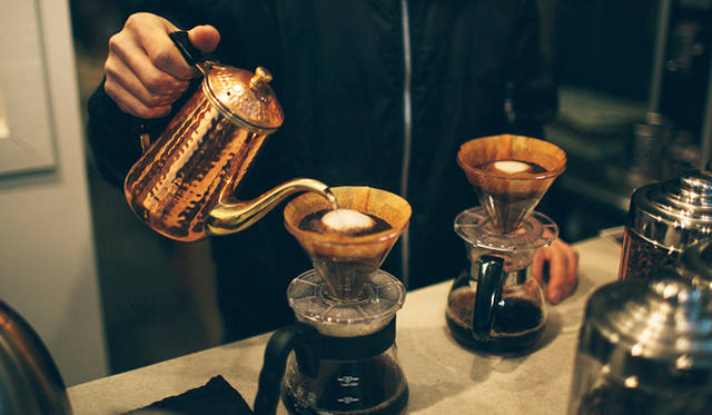 <br /><strong>2. CAFE FACON ROASTER ATLIER（代官山）</strong><br /><br />豆から抜けるガスが膜を作り、蓋のような役割で香りや旨みを閉じこめている、理想のドリップの図<br /><br />＜焙煎士＞<br />岡内賢治｜OKAUCHI Kenji<br />1995年、「カフェ・コリーヌ・ド・レスト」に店長として勤務。2000年「カフェ・アンセーニュ・ダングル」自由が丘店にて修業。2002年、同原宿店店長に就任。2008年、オーナー兼焙煎師として独立。東京・中目黒に「CAFE FACON」を開業。2014年、代官山に「CAFE FACON ROASTER ATLIER」と「CAFE FACON COFFEE STAND」を同時オープン。<br /><br />＜焙煎機のある店＞<br />CAFE FACON ROASTER ATLIER<br />営業時間｜10:00～19:00、土曜・日曜・祝日11:00～19:00<br />定休日｜なし<br />住所｜東京都渋谷区代官山町10-1<br />Tel. 03-6416-5858<br />http://cafe-facon.com/<br /><br />＜編集メモ＞<br />・常時おいている珈琲豆20-30種類<br />・珈琲豆の価格帯 640円～800円／100グラム<br />・店頭での試飲 可（無料）<br />