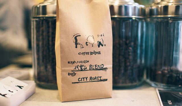 <br /><strong>2. CAFE FACON ROASTER ATLIER（代官山）</strong><br /><br />ここ最近の傾向をうかがうと、個性的なキャラクターをもつコーヒー豆が人気だったり、ブレンドの面白さを知っている人も増えてきたという<br /><br />＜焙煎士＞<br />岡内賢治｜OKAUCHI Kenji<br />1995年、「カフェ・コリーヌ・ド・レスト」に店長として勤務。2000年「カフェ・アンセーニュ・ダングル」自由が丘店にて修業。2002年、同原宿店店長に就任。2008年、オーナー兼焙煎師として独立。東京・中目黒に「CAFE FACON」を開業。2014年、代官山に「CAFE FACON ROASTER ATLIER」と「CAFE FACON COFFEE STAND」を同時オープン。<br /><br />＜焙煎機のある店＞<br />CAFE FACON ROASTER ATLIER<br />営業時間｜10:00～19:00、土曜・日曜・祝日11:00～19:00<br />定休日｜なし<br />住所｜東京都渋谷区代官山町10-1<br />Tel. 03-6416-5858<br />http://cafe-facon.com/<br /><br />＜編集メモ＞<br />・常時おいている珈琲豆20-30種類<br />・珈琲豆の価格帯 640円～800円／100グラム<br />・店頭での試飲 可（無料）<br />