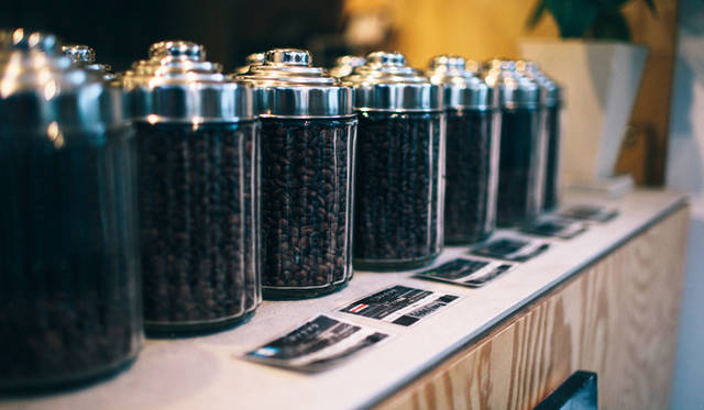 <br /><strong>2. CAFE FACON ROASTER ATLIER（代官山）</strong><br /><br />ファソンのブレンドは、個別で焙煎した豆をあとから混ぜるアフターミックス方式を採っているため、その場で「苦味をもう少し」とか「香りを重視したい」などの要望を伝えれば、割合を調整してくれて、自分だけのオリジナル・ブレンドを作ってもらうことも可能だ<br /><br />＜焙煎士＞<br />岡内賢治｜OKAUCHI Kenji<br />1995年、「カフェ・コリーヌ・ド・レスト」に店長として勤務。2000年「カフェ・アンセーニュ・ダングル」自由が丘店にて修業。2002年、同原宿店店長に就任。2008年、オーナー兼焙煎師として独立。東京・中目黒に「CAFE FACON」を開業。2014年、代官山に「CAFE FACON ROASTER ATLIER」と「CAFE FACON COFFEE STAND」を同時オープン。<br /><br />＜焙煎機のある店＞<br />CAFE FACON ROASTER ATLIER<br />営業時間｜10:00～19:00、土曜・日曜・祝日11:00～19:00<br />定休日｜なし<br />住所｜東京都渋谷区代官山町10-1<br />Tel. 03-6416-5858<br />http://cafe-facon.com/<br /><br />＜編集メモ＞<br />・常時おいている珈琲豆20-30種類<br />・珈琲豆の価格帯 640円～800円／100グラム<br />・店頭での試飲 可（無料）<br />